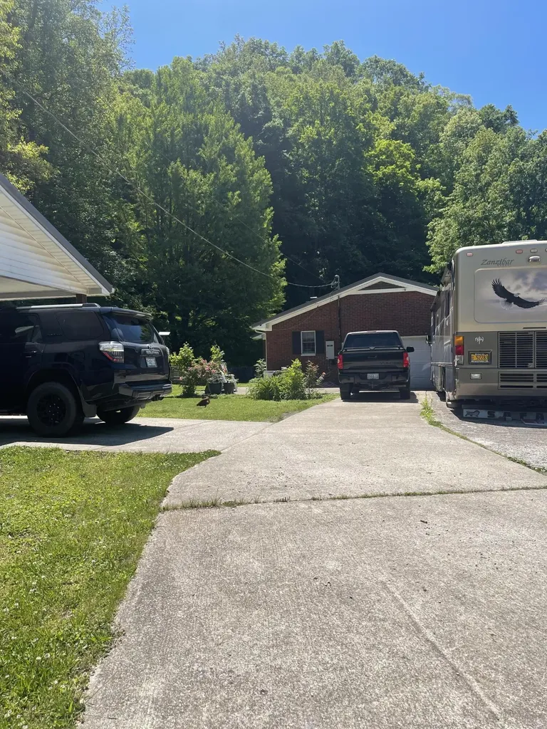 380 Daniels Creek Banner KY 41603