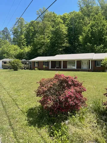 380 Daniels Creek Banner KY 41603