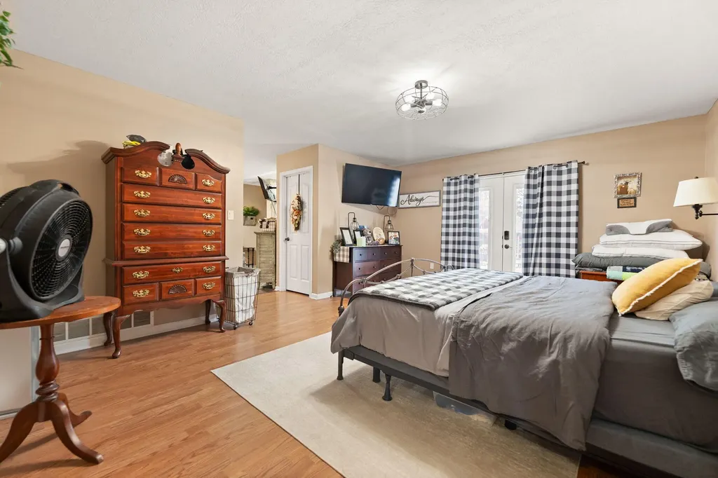 5764 E Kentucky 619 Russell Springs KY 42642