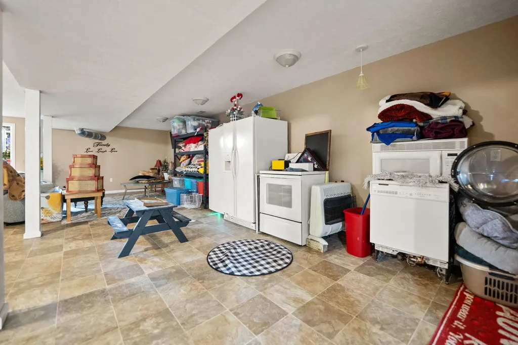 5764 E Kentucky 619 Russell Springs KY 42642