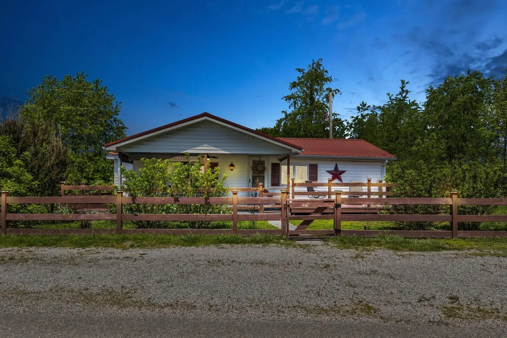 4590 County Road 1002 West Liberty KY 41472