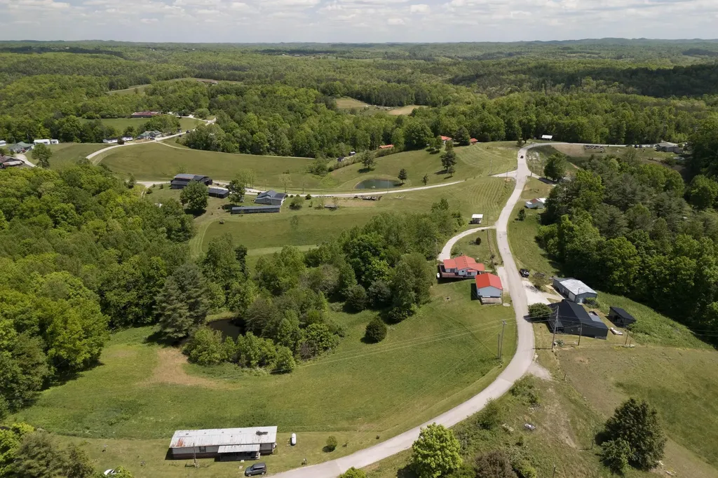 4590 County Road 1002 West Liberty KY 41472