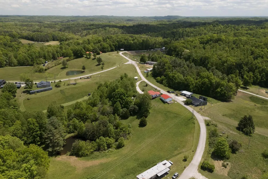 4590 County Road 1002 West Liberty KY 41472