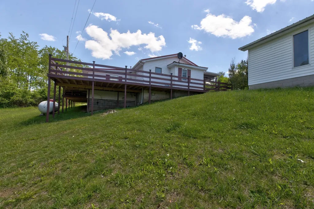 4590 County Road 1002 West Liberty KY 41472