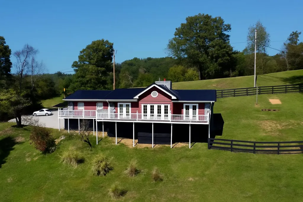 262 Mt. Pleasant Road Louisa KY 41230