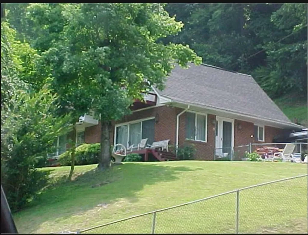24132 U.s. 421 Hyden KY 41749