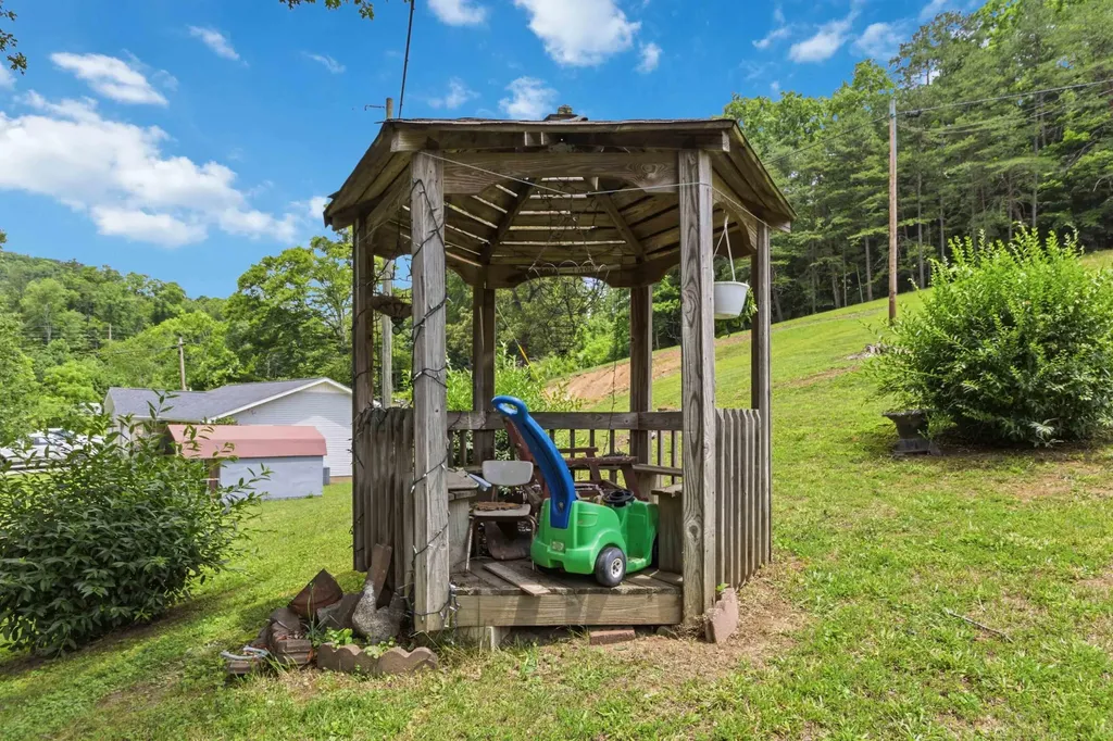 3808 Little Indian Creek Road Woodbine KY 40771