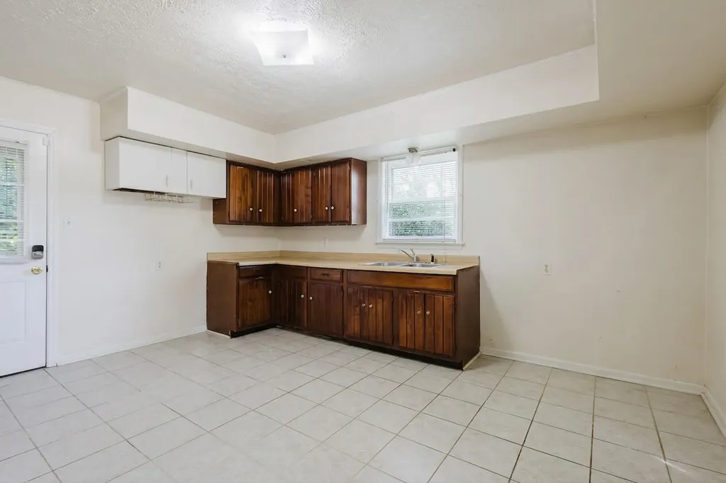 2108 Harrodsburg Road Lexington KY 40503