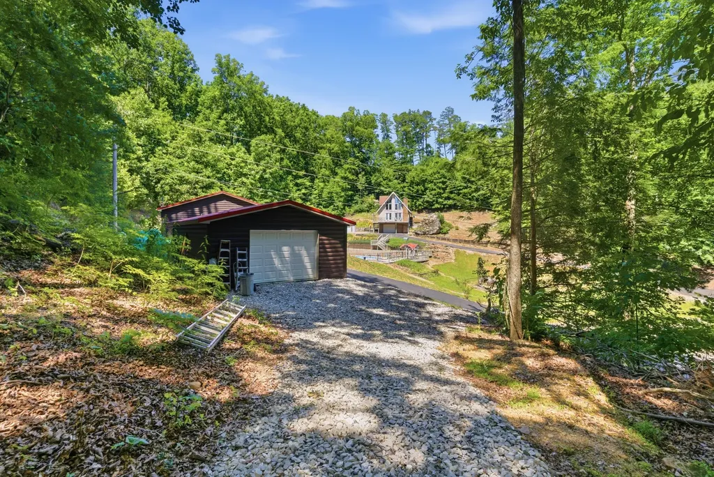 850 Cliffs Edge Road East Bernstadt KY 40729