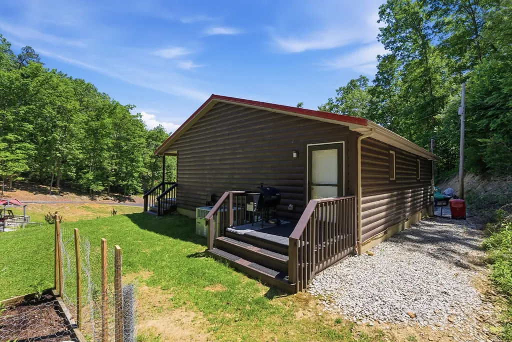 850 Cliffs Edge Road East Bernstadt KY 40729