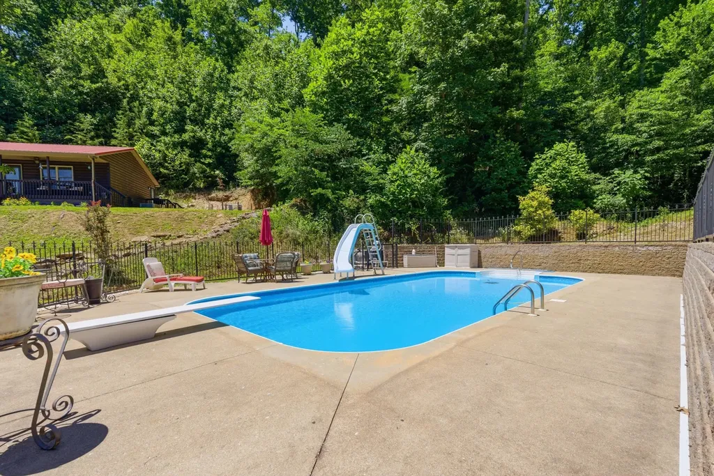 832 Cliffs Edge Road East Bernstadt KY 40729