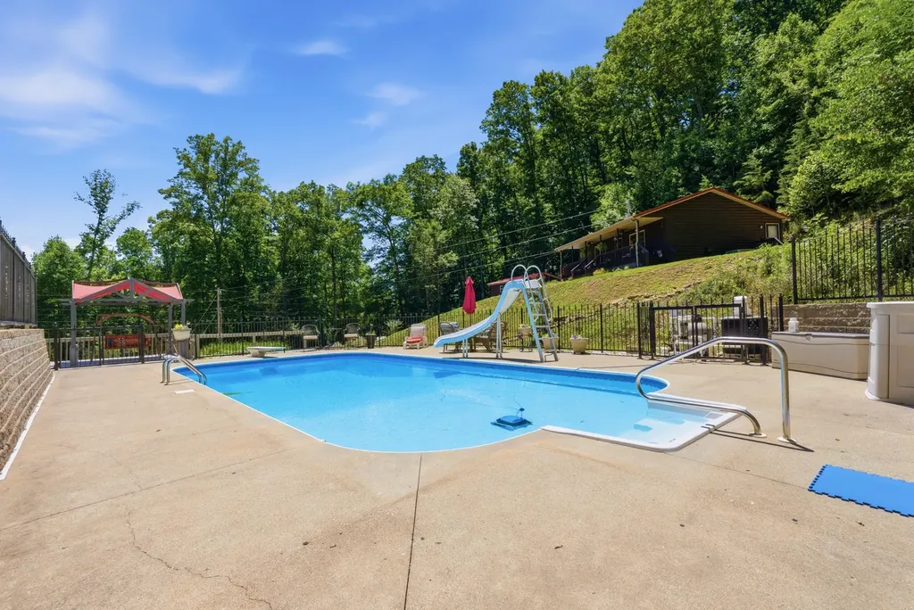 832 Cliffs Edge Road East Bernstadt KY 40729
