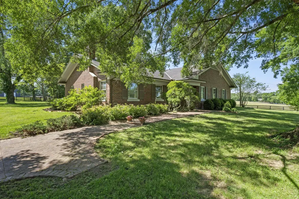 4036 N Cleveland Road Lexington KY 40516