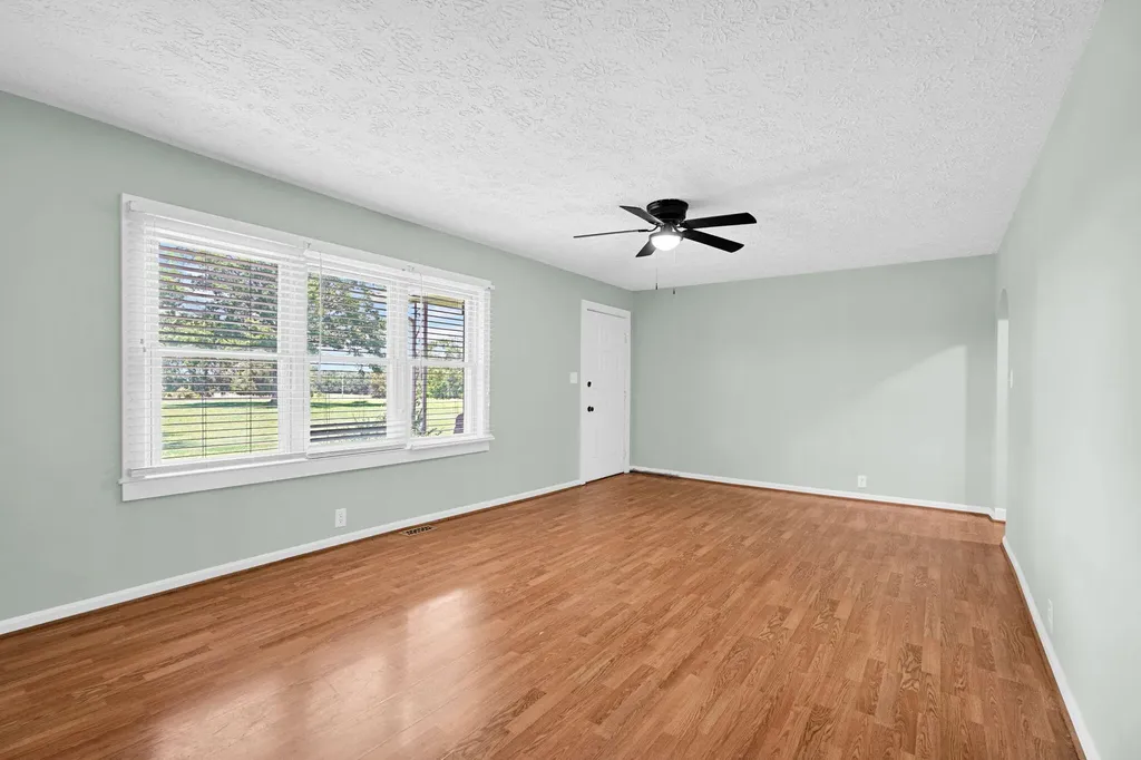 5566 Ky-120 Dixon KY 42409