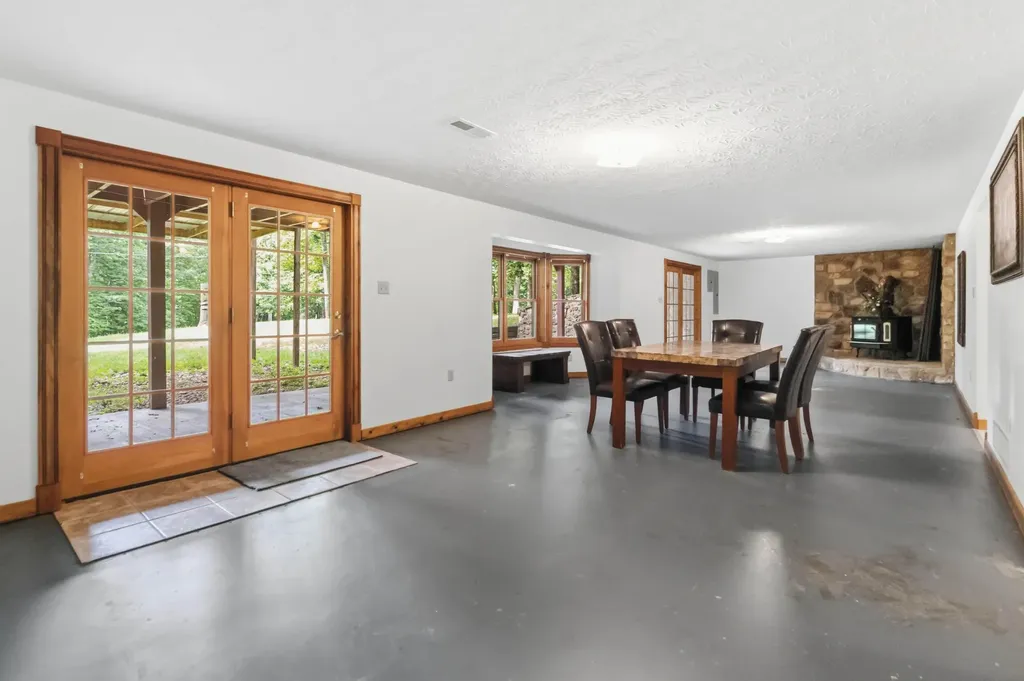 1803 Patsy Riffe Road Middleburg KY 42541