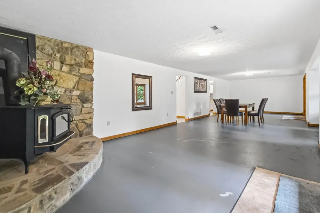 1803 Patsy Riffe Road Middleburg KY 42541