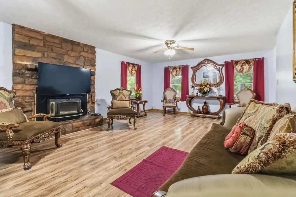 1803 Patsy Riffe Road Middleburg KY 42541