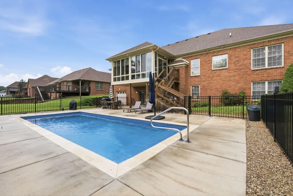 1092 Scenic Garden Lawrenceburg KY 40342