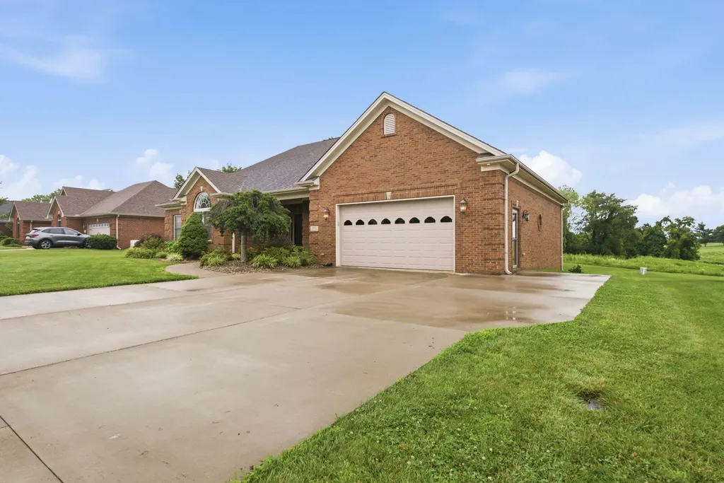 1092 Scenic Garden Lawrenceburg KY 40342