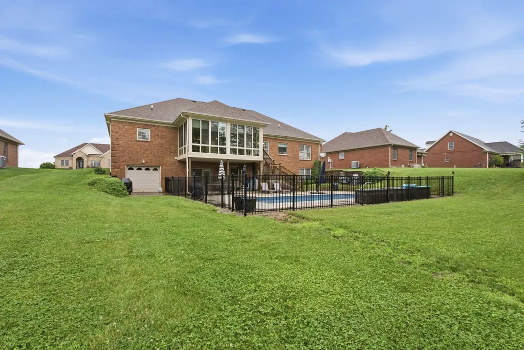 1092 Scenic Garden Lawrenceburg KY 40342