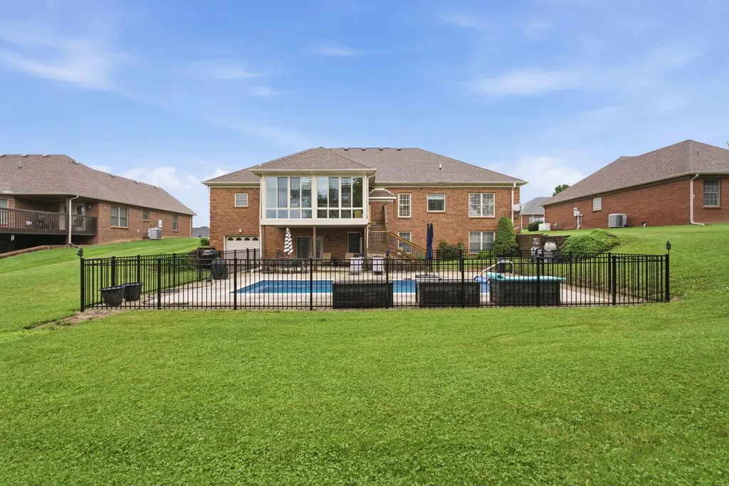 1092 Scenic Garden Lawrenceburg KY 40342