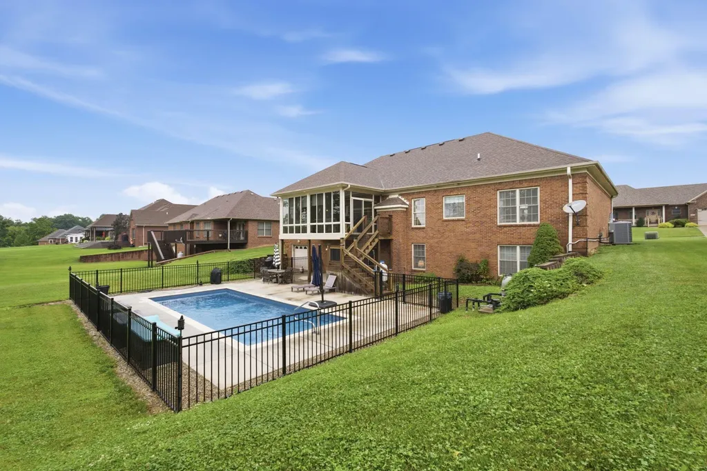 1092 Scenic Garden Lawrenceburg KY 40342