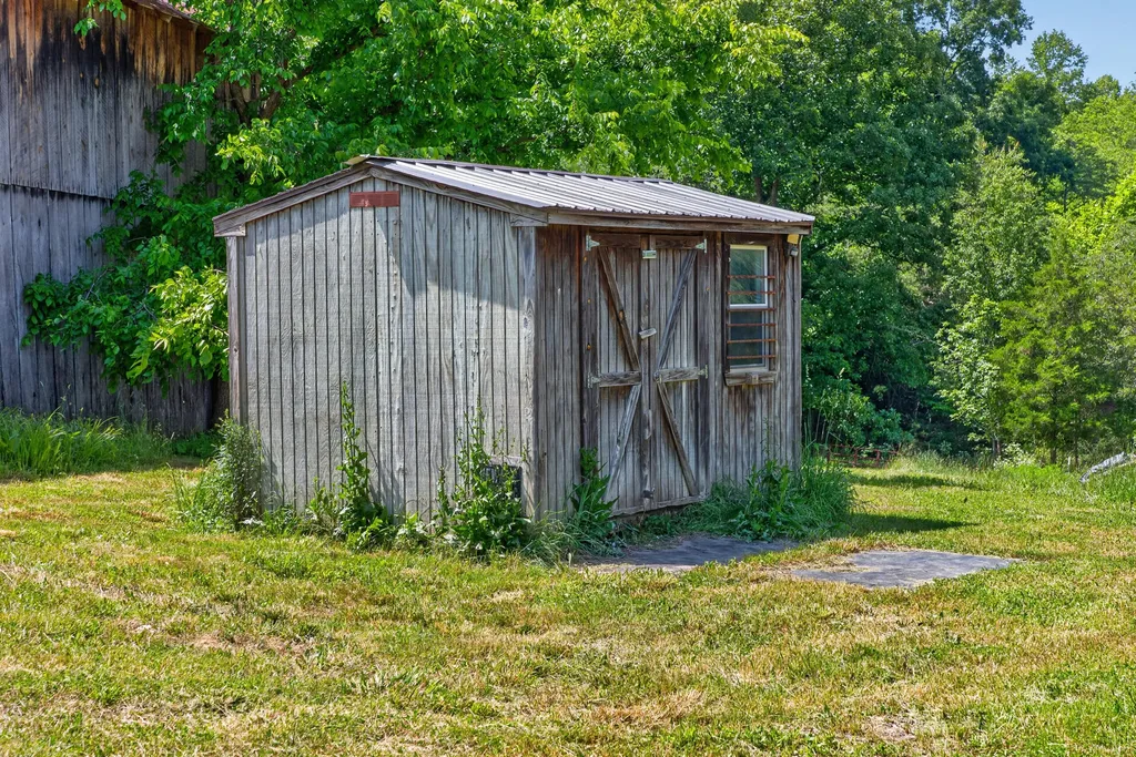 2953 Harmons Lick Road Crab Orchard KY 40419