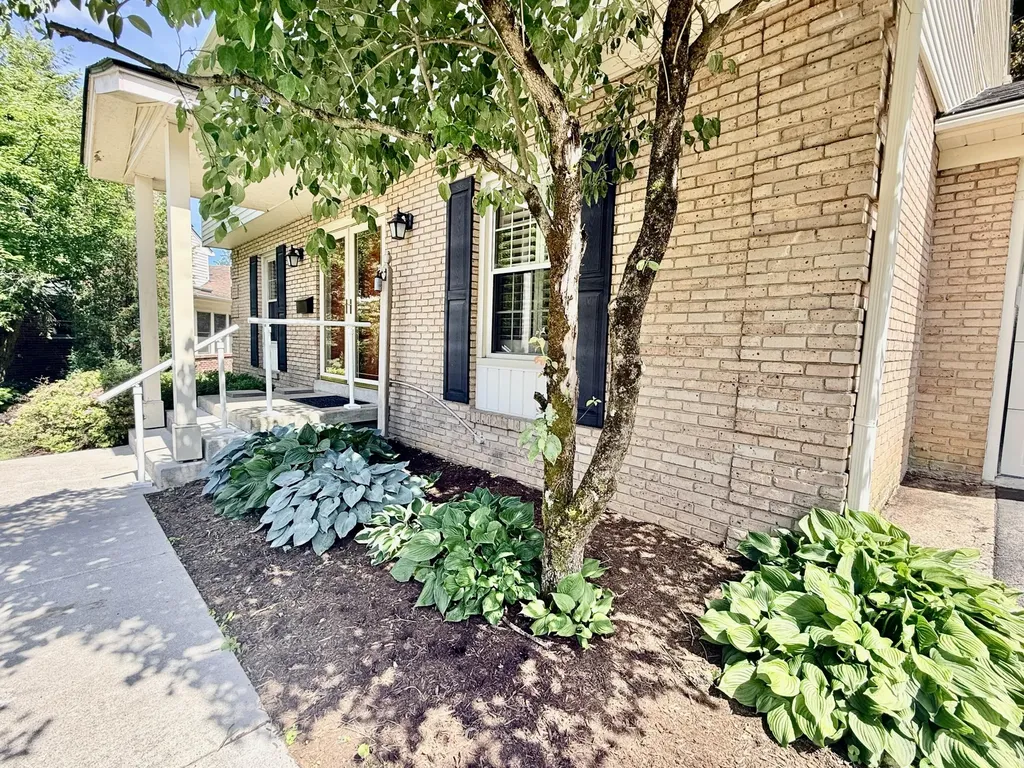 826 Glendover Cove Lexington KY 40502