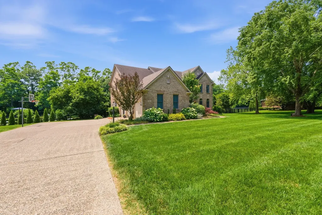5002 Lupreese Lane Versailles KY 40383