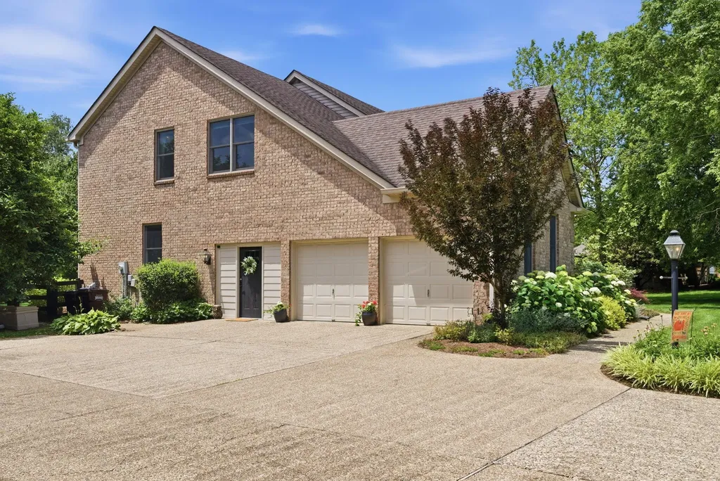 5002 Lupreese Lane Versailles KY 40383