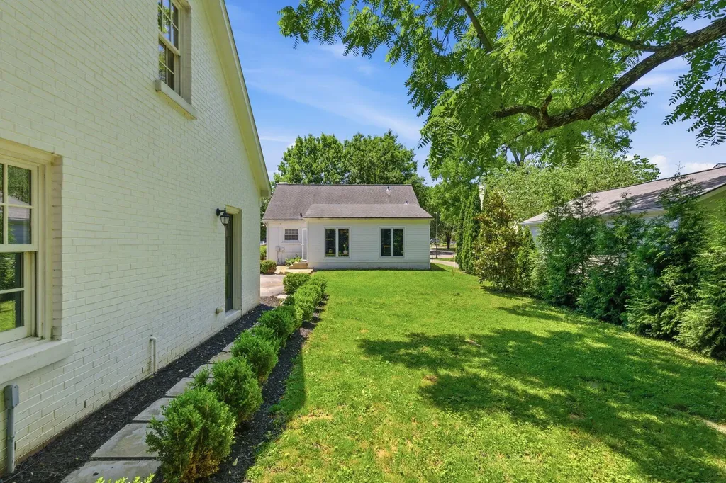 1221 Providence Lane Lexington KY 40502