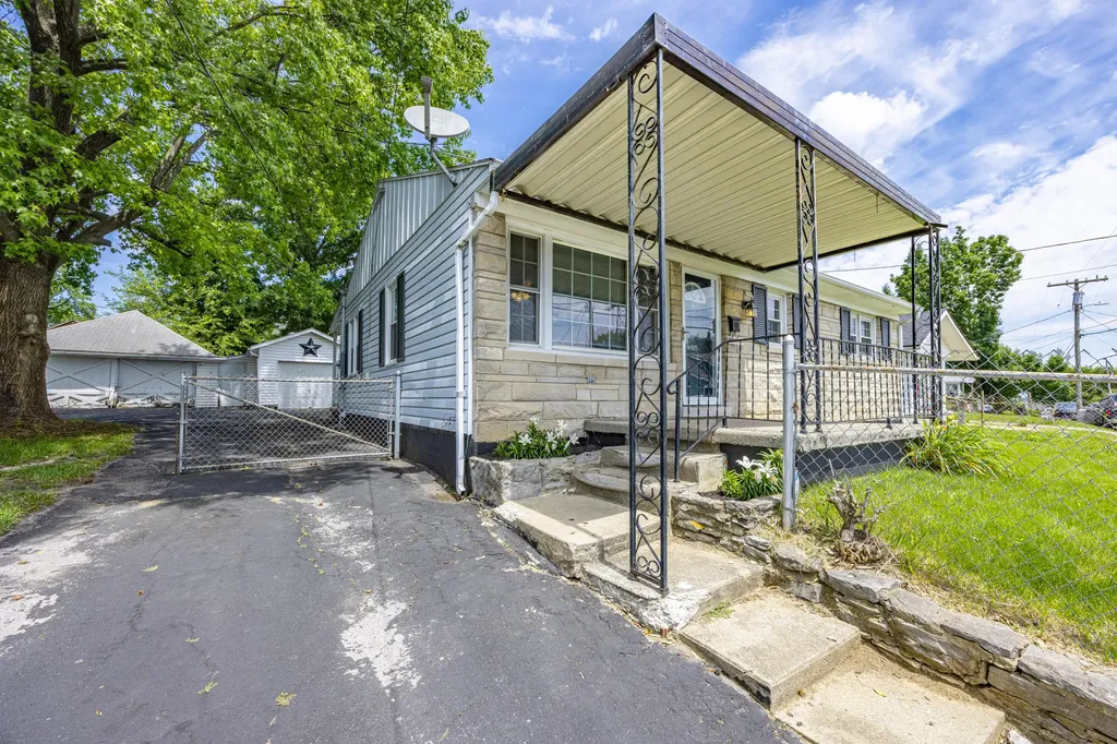 1925 Brent Street Paris KY 40361