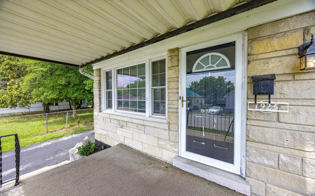 1925 Brent Street Paris KY 40361