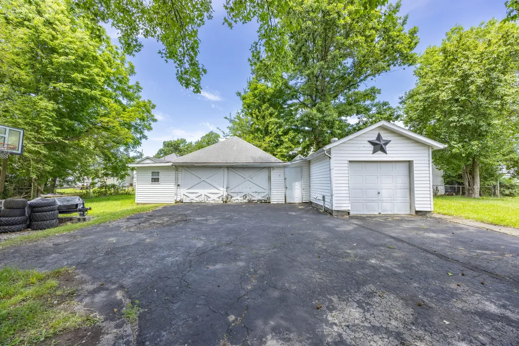1925 Brent Street Paris KY 40361