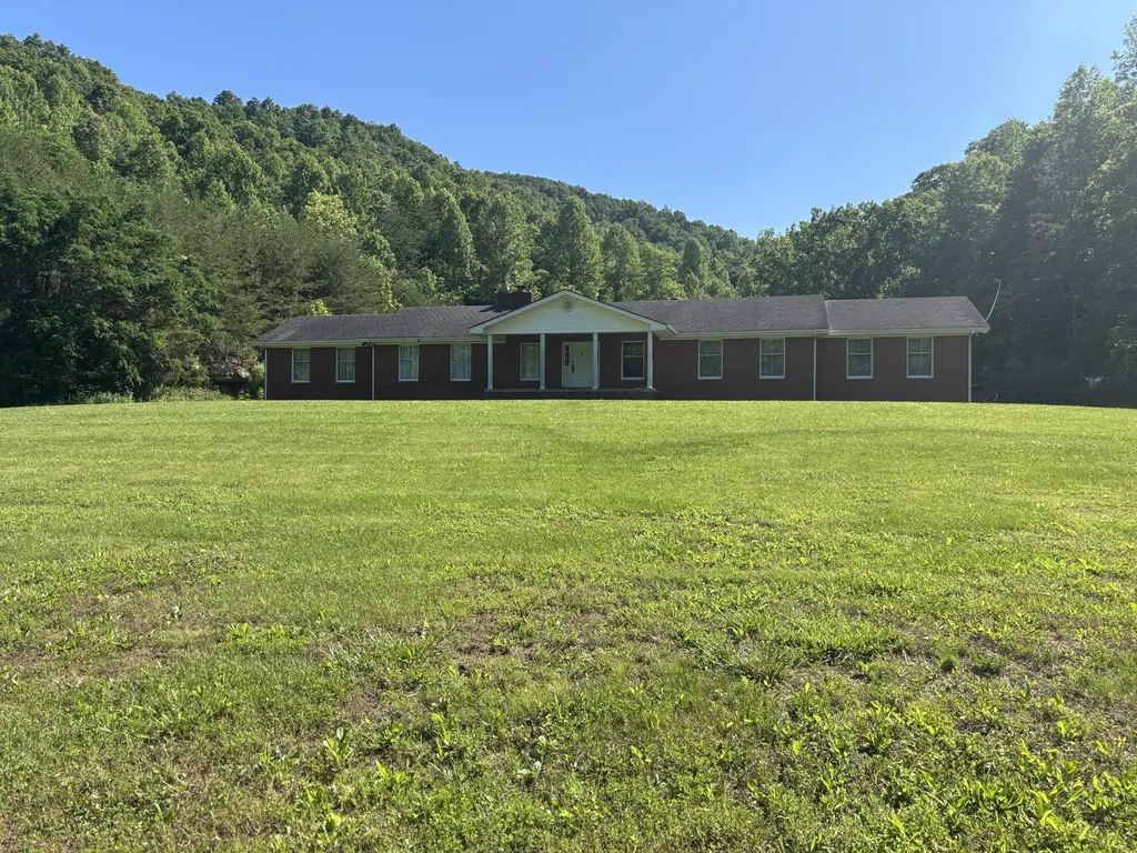 7173 7173 State Highway 223 Flat Lick KY 40935