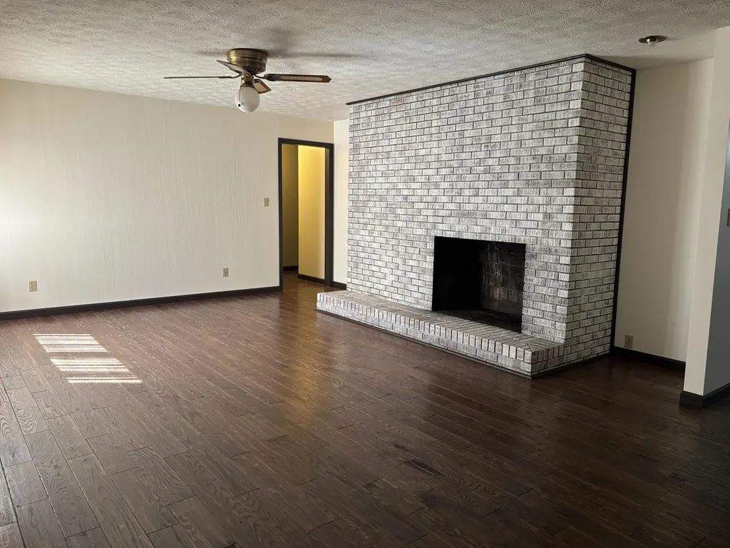 7173 7173 State Highway 223 Flat Lick KY 40935