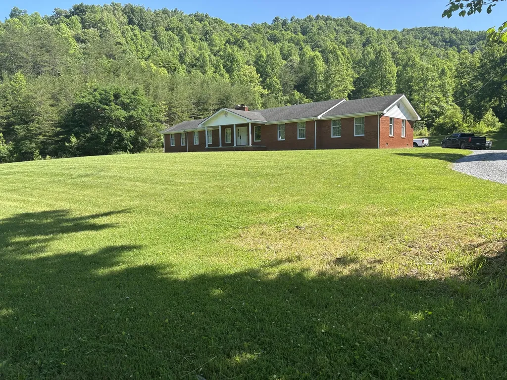 7173 7173 State Highway 223 Flat Lick KY 40935