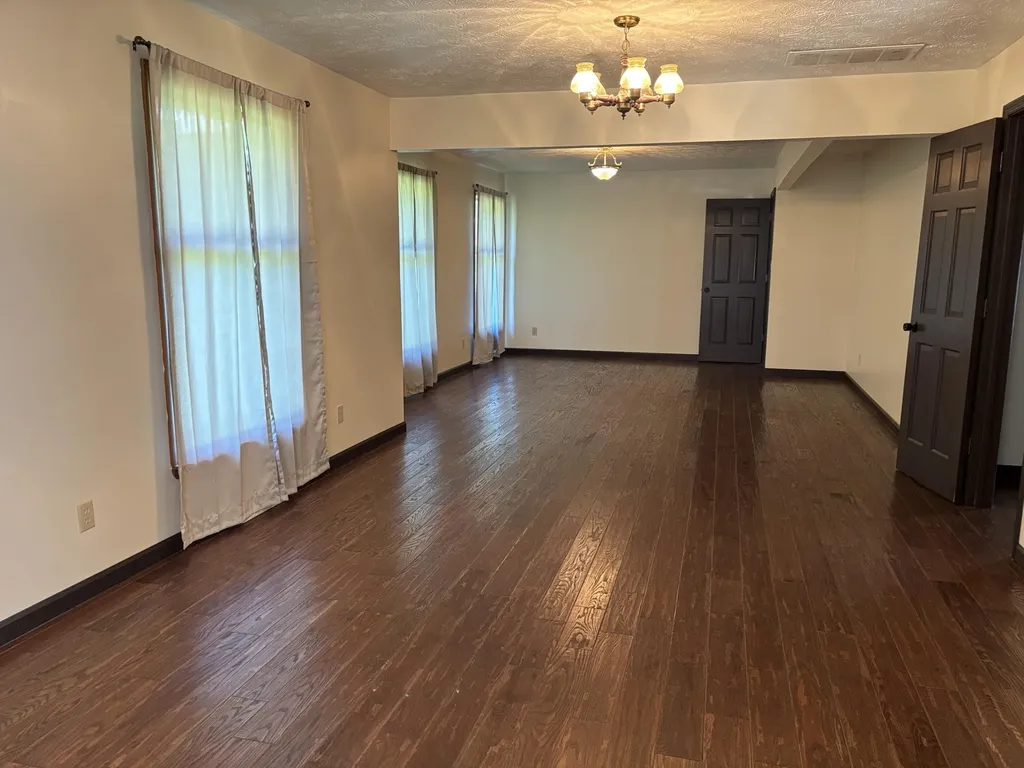 7173 7173 State Highway 223 Flat Lick KY 40935