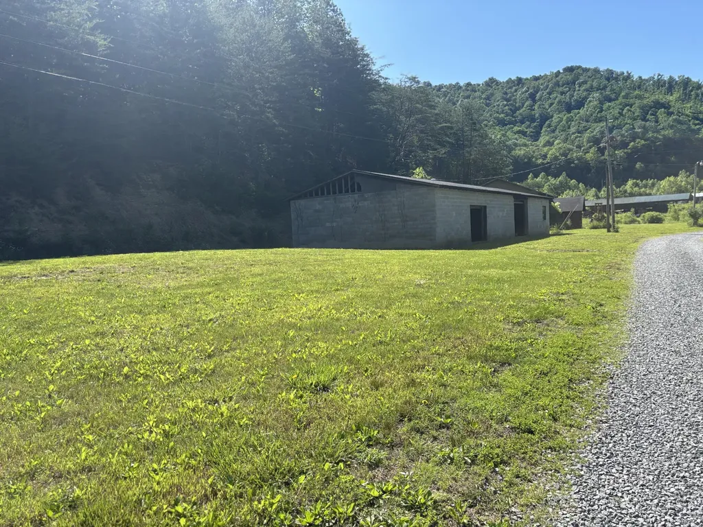 7173 7173 State Highway 223 Flat Lick KY 40935