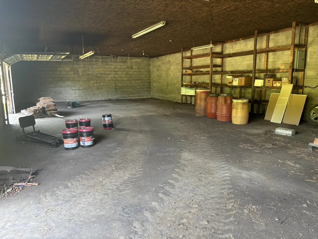 7173 7173 State Highway 223 Flat Lick KY 40935