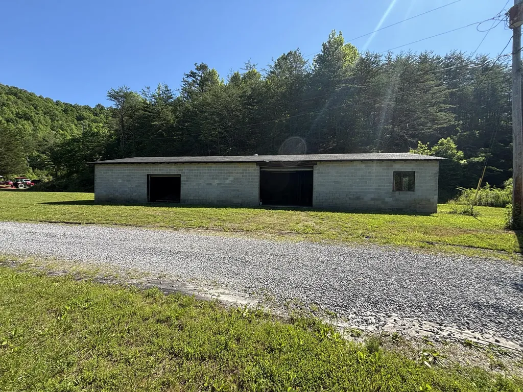 7173 7173 State Highway 223 Flat Lick KY 40935