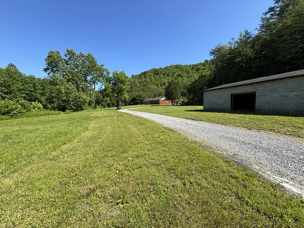 7173 7173 State Highway 223 Flat Lick KY 40935
