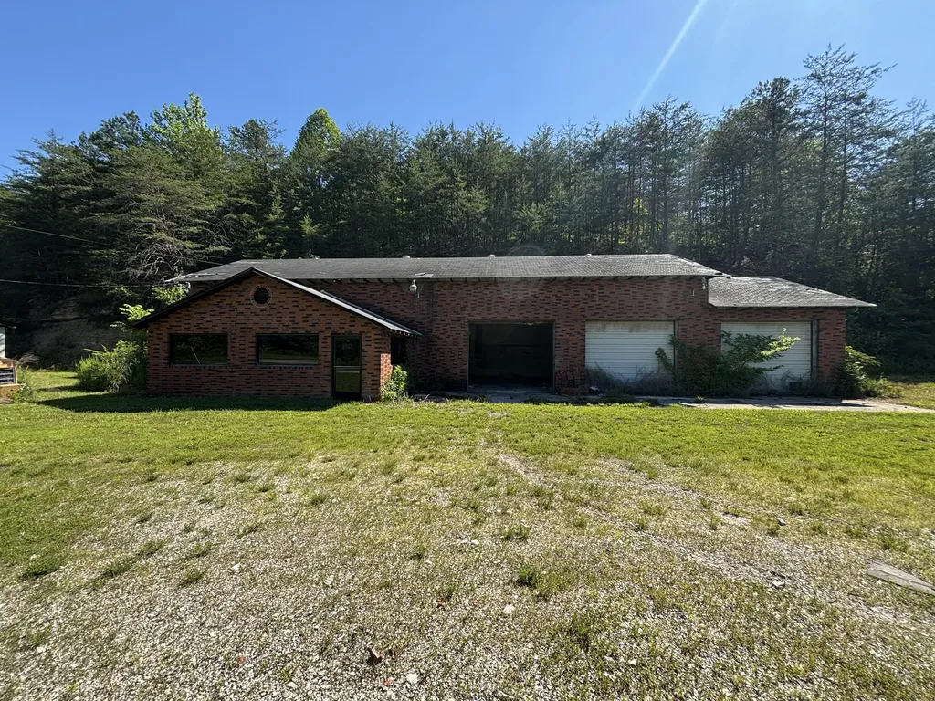 7173 7173 State Highway 223 Flat Lick KY 40935