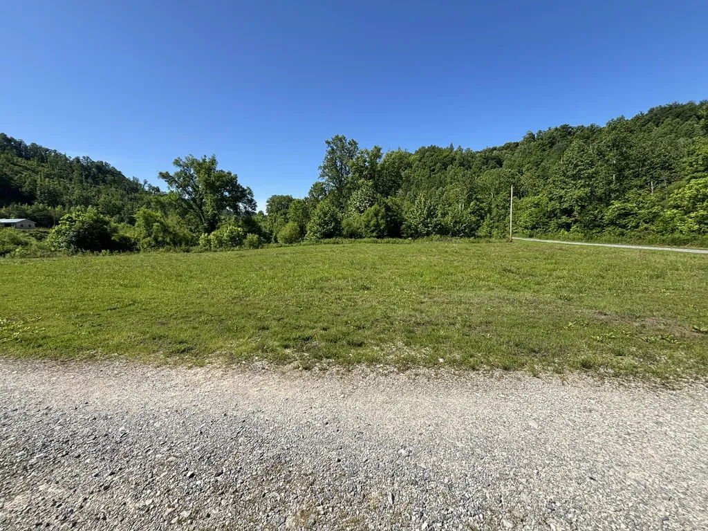 7173 7173 State Highway 223 Flat Lick KY 40935