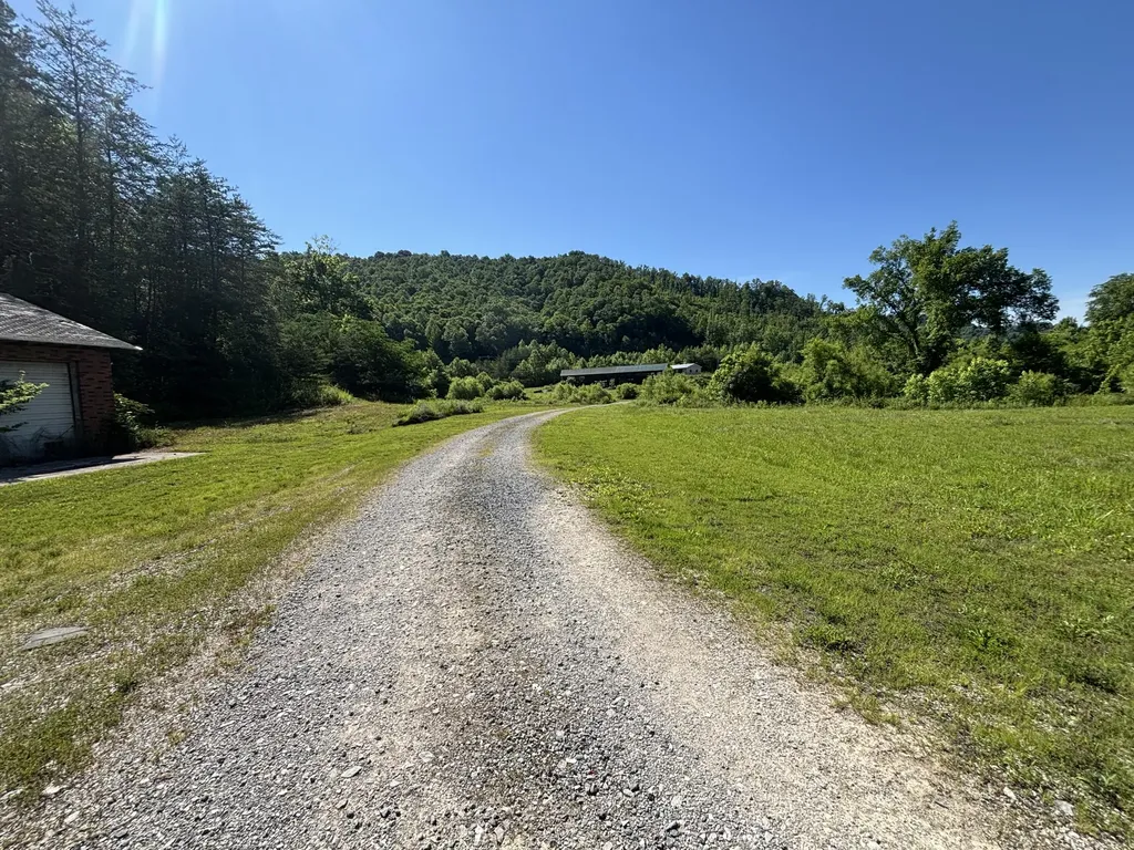 7173 7173 State Highway 223 Flat Lick KY 40935