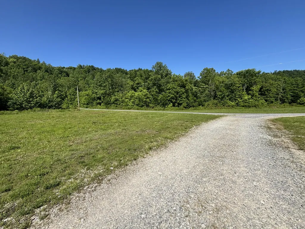 7173 7173 State Highway 223 Flat Lick KY 40935
