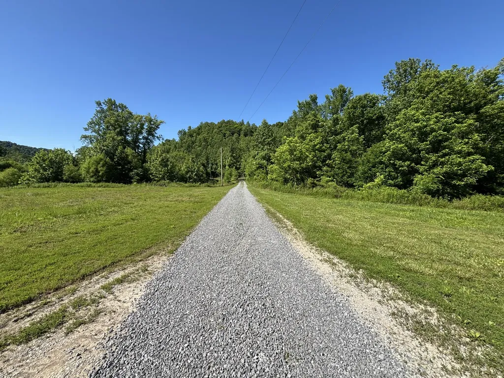 7173 7173 State Highway 223 Flat Lick KY 40935