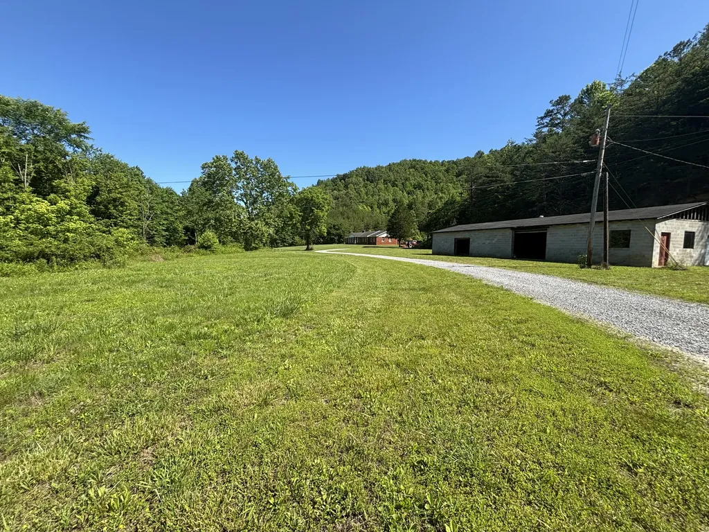 7173 7173 State Highway 223 Flat Lick KY 40935