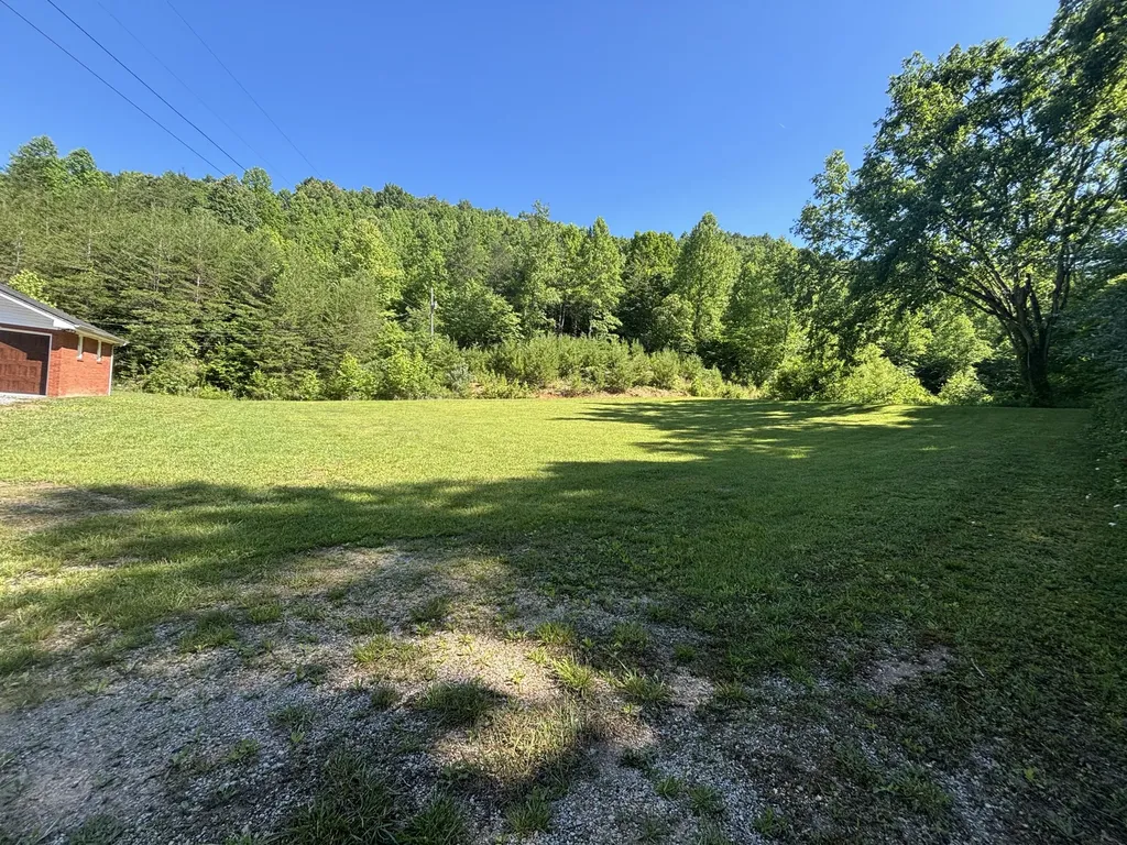 7173 7173 State Highway 223 Flat Lick KY 40935