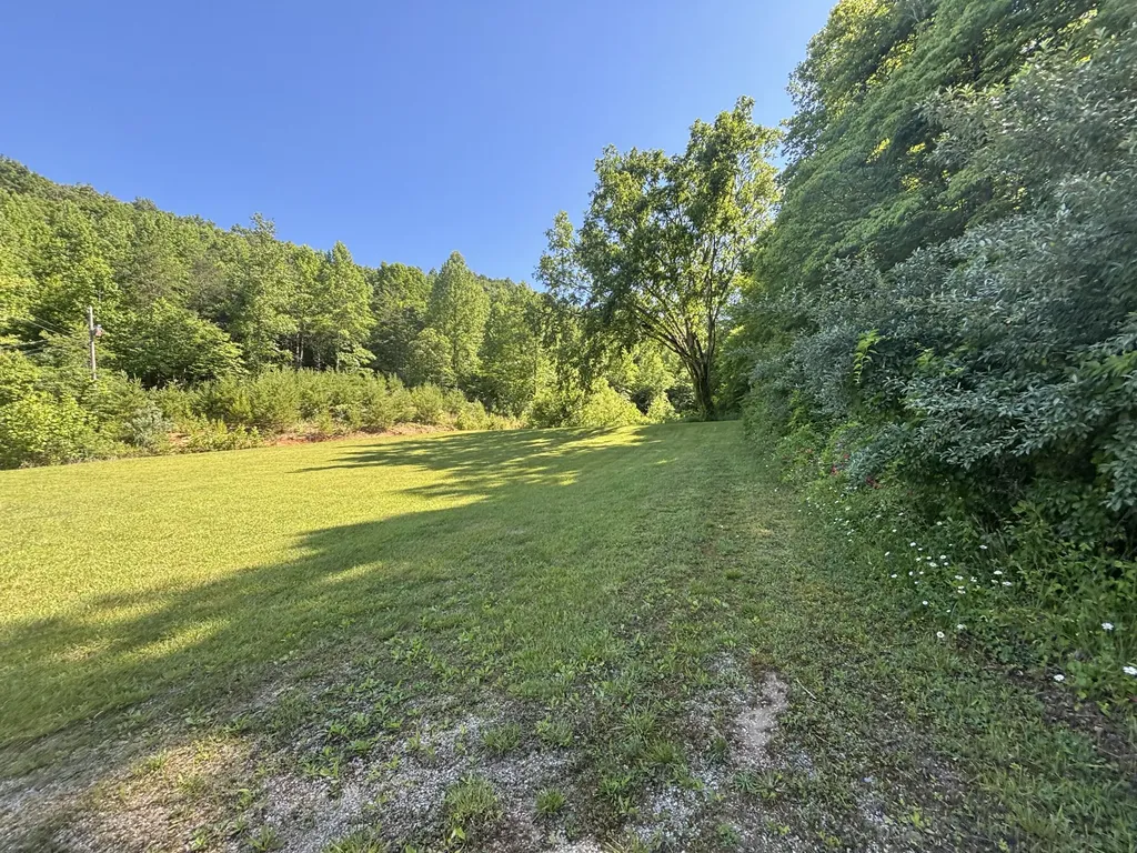 7173 7173 State Highway 223 Flat Lick KY 40935